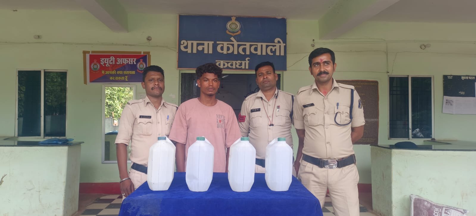 अवैध धन लाभ अर्जित करने की नियत से शराब बिक्री करने वाले पर थाना कवर्धा एवम सायबर सेल की सयुक्त कार्यवाही
