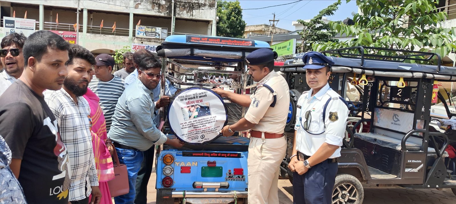 यातायात पुलिस ने ऑटो रिक्शा चालकों को दी यातायात नियमों की जानकारी