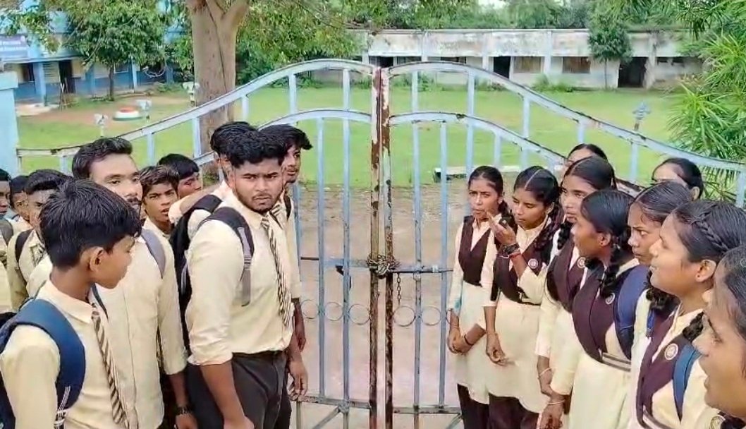 स्कूल में शिक्षकों की कमी पर छात्र छात्राओं और पालकों का फूटा गुस्सा 
