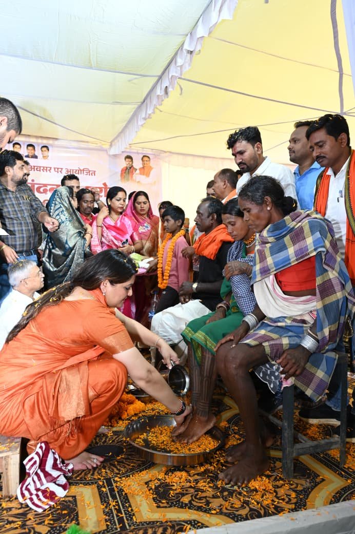 धर्मांतरण पर प्रहार, घर वापसी से मिली नई राह, पंडरिया विधायक भावना बोहरा के प्रयासों से वनांचल के 70 से अधिक लोगों ने की अपने मूल धर्म में वापसी, विधायक ने पैर पखारकर किया अभिनंदन*