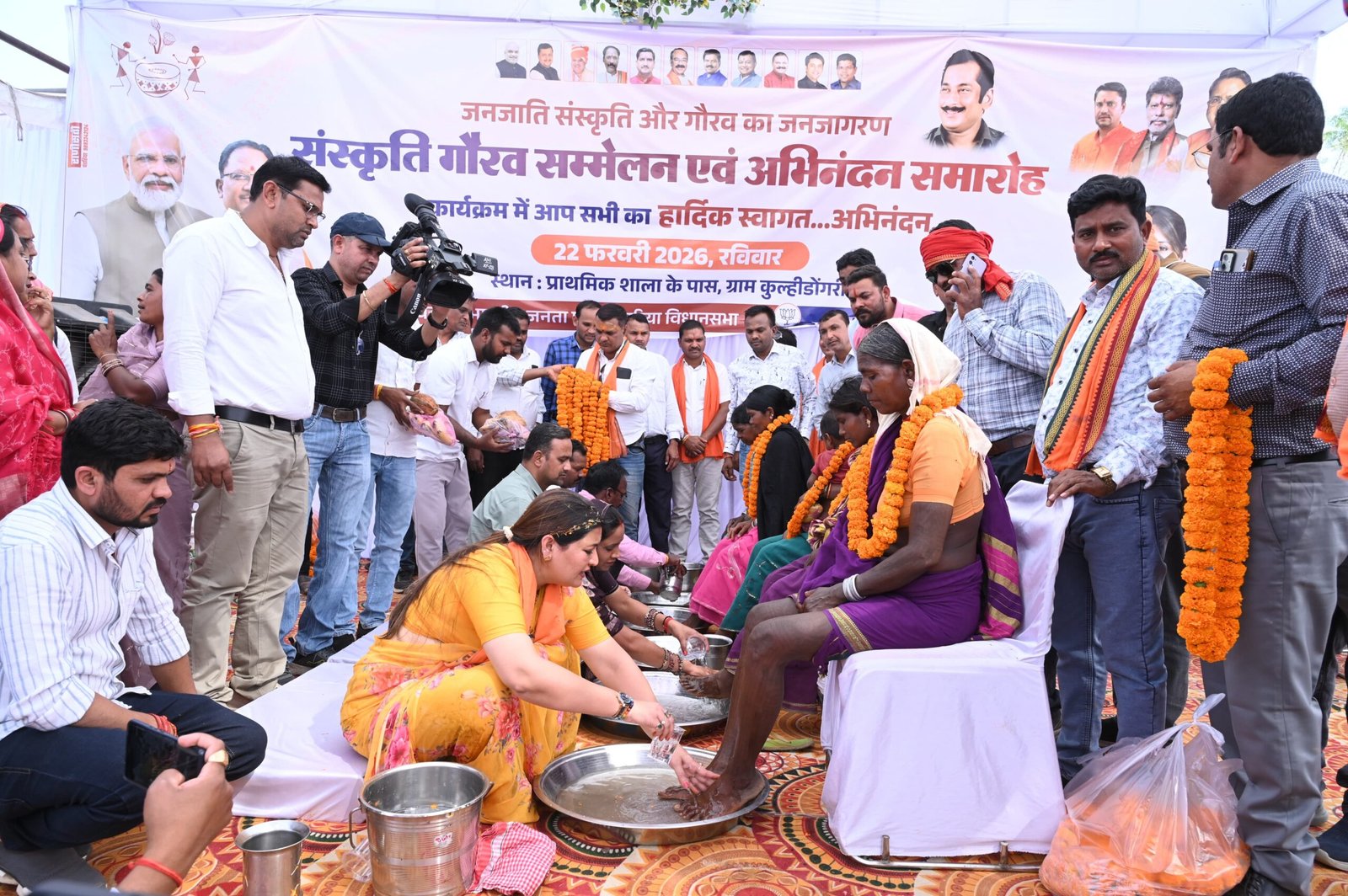 सांस्कृतिक स्वाभिमान का शंखनाद, पंडरिया में 165 आदिवासी नागरिकों की घर वापसी, विधायक भावना बोहरा ने पैर पखारकर किया सम्मान*