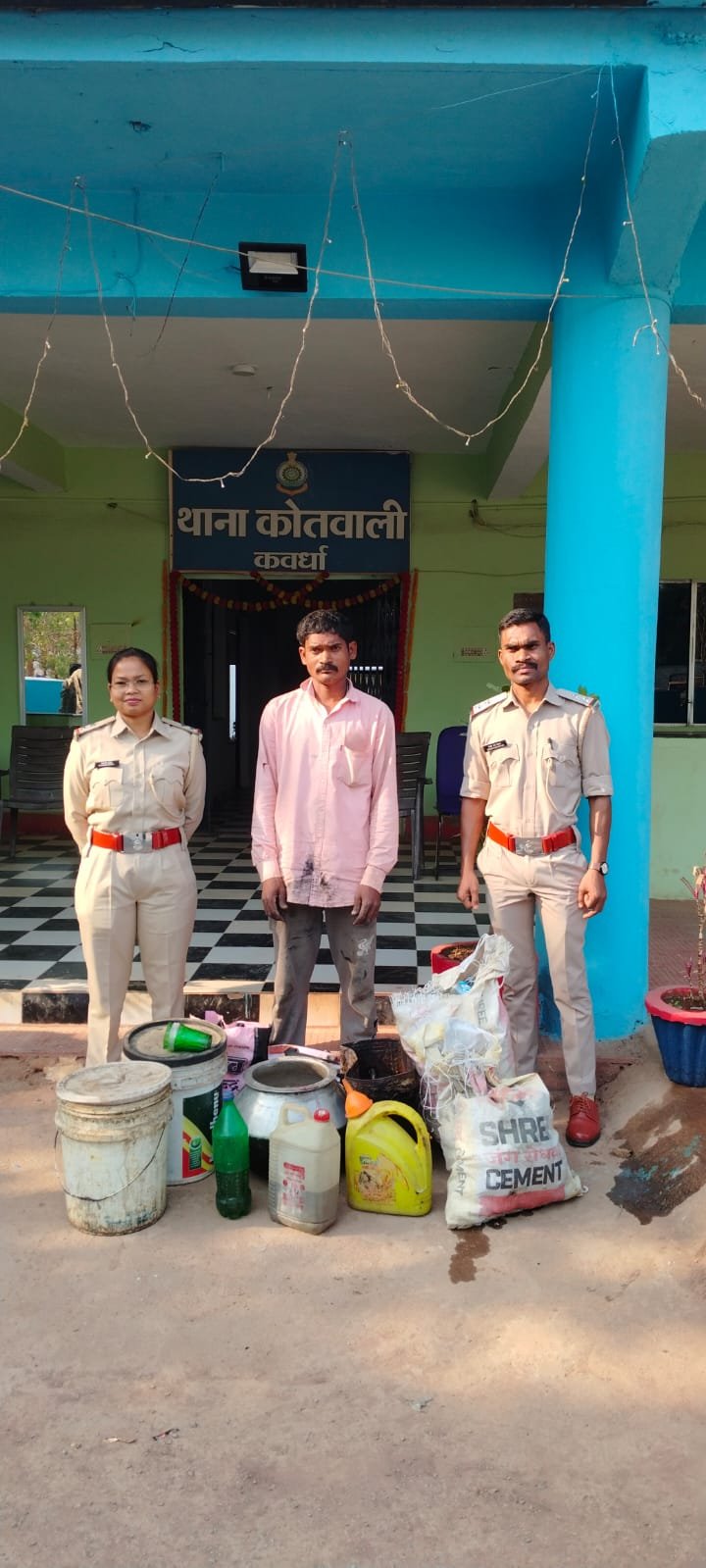 अवैध शराब पर बड़ी कार्यवाही, दो अलग-अलग मामलों में आरोपियों के कब्जे से महुआ शराब व बिक्री हेतु रखी देशी मदिरा जप्त