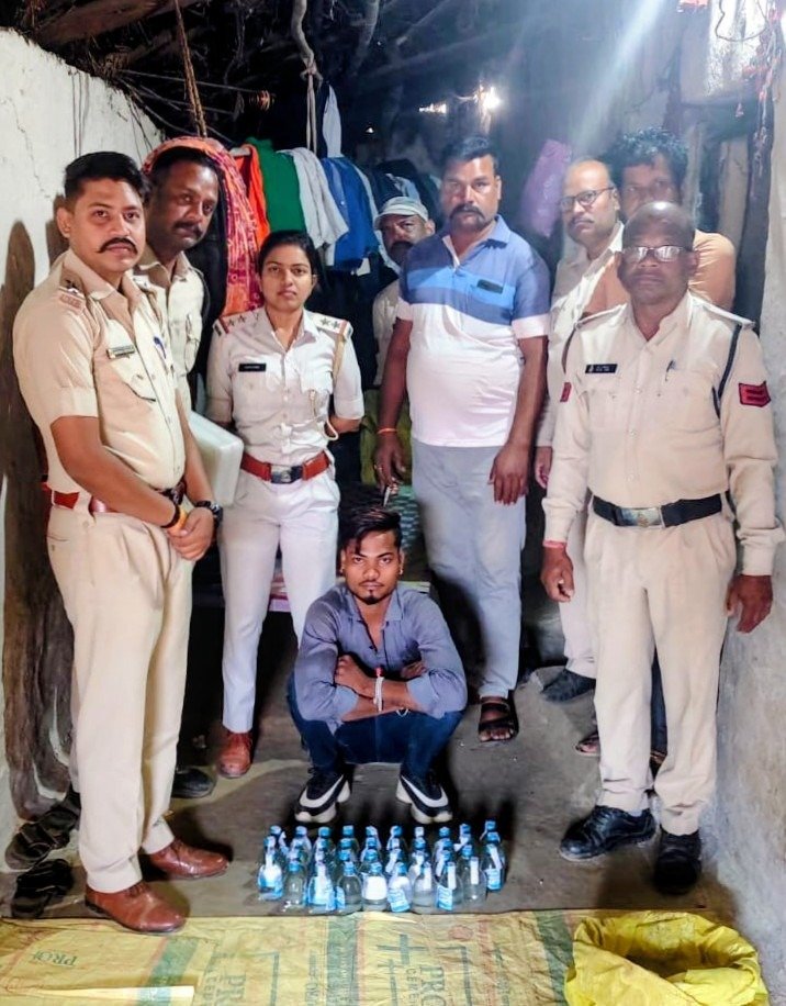 आबकारी विभाग द्वारा अवैध शराब के परिवहन और विक्रय करने वाले पर की जा रही कार्यवाही आबाकारी विभाग की टीम ने 19 लीटर अवैध शराब किया जप्त, 02 गिरफ्तार*
