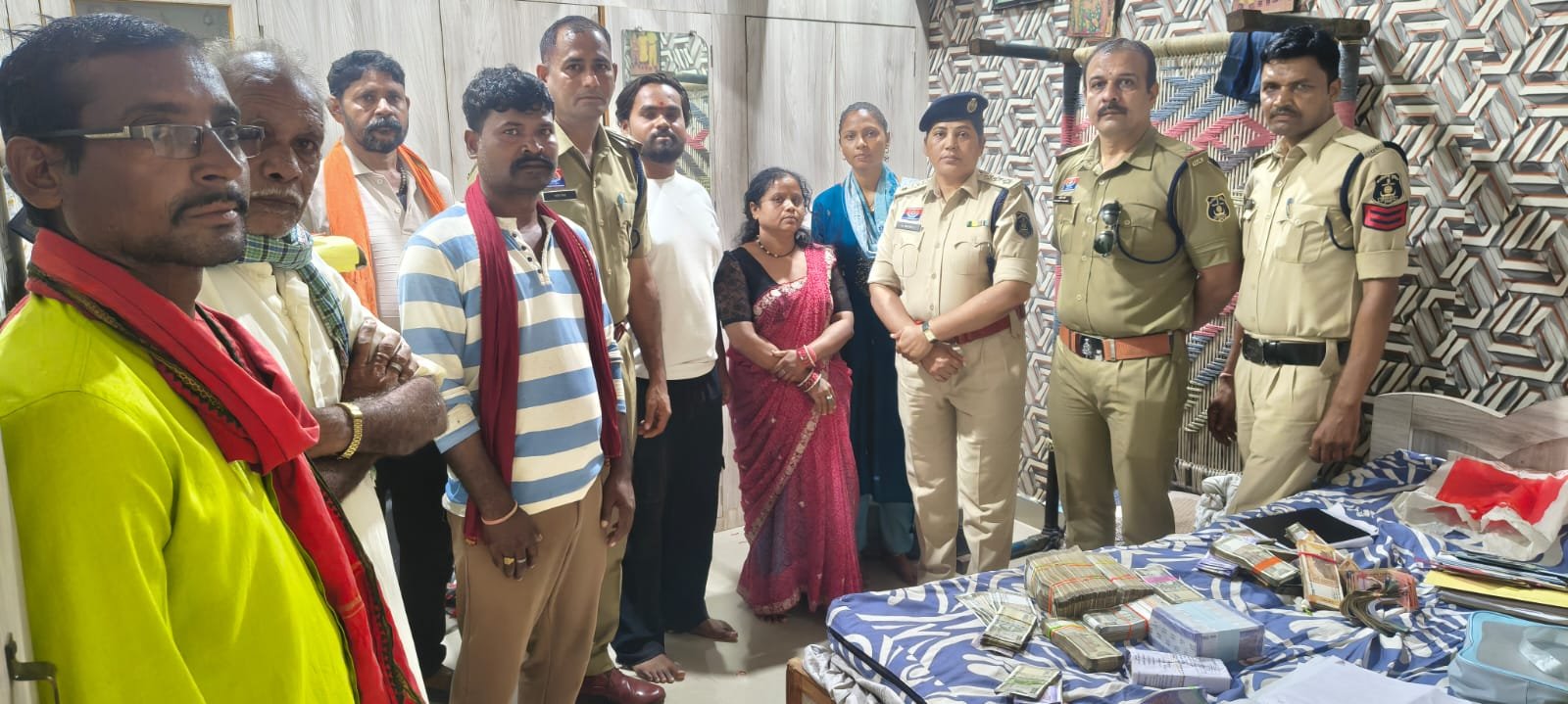 तीनो धान उपार्जन केन्द्र के समिति प्रबंधक गंगादास मानिकपुरी समेत, फड प्रभारी ,एंव कम्पयुटर आपरेटरो के विरूध्द की गई है अपराध पंजीबध्द ।*